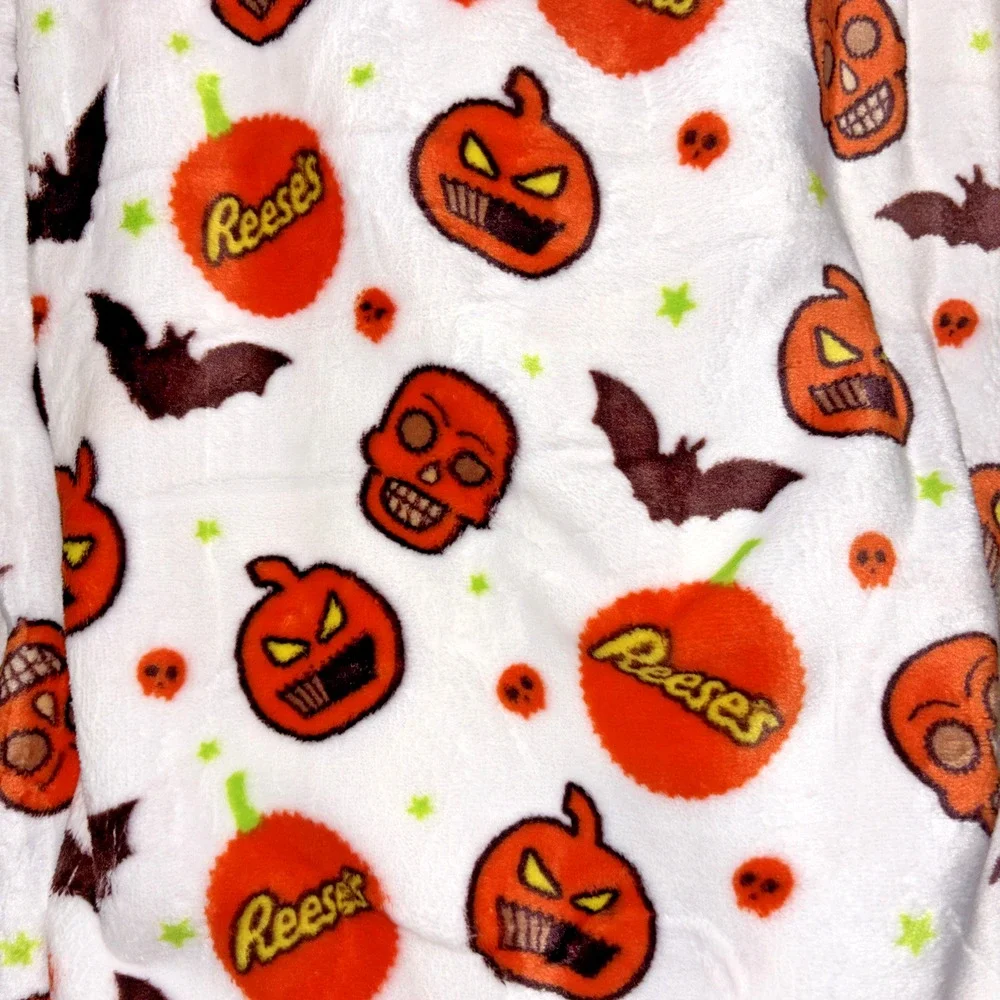 Reese's Peanut Butter Cup Halloween Pumpkin Candy Throw Blanket Bats Skulls NEW